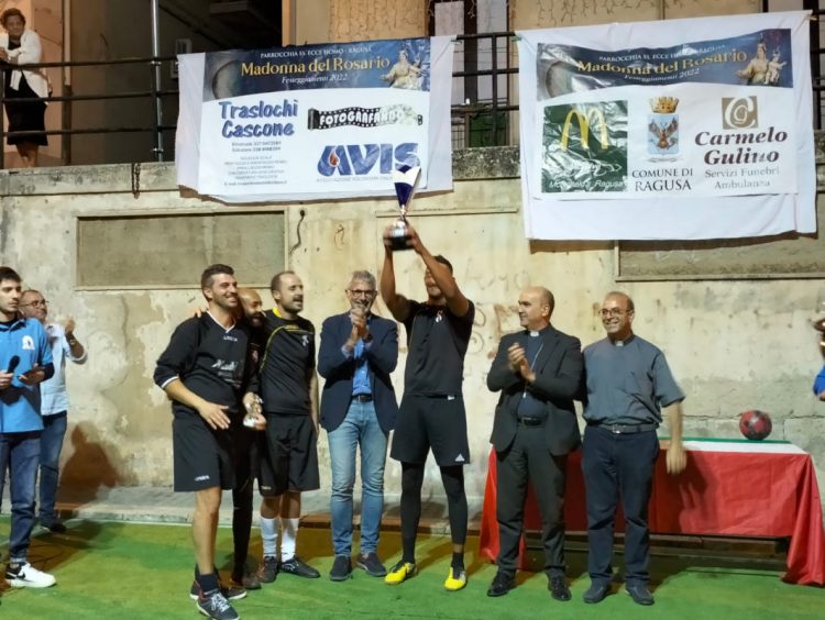 Premiazione del torneo di calcio tre contro tre a Ragusa