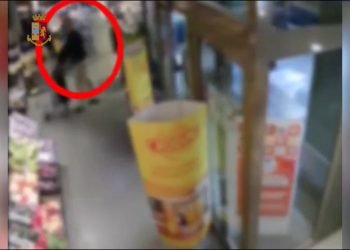 Pistola al volto per rubargli l’orologio, 2 arresti a Milano