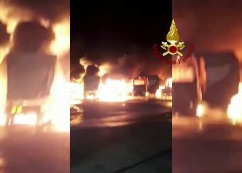 Roma, a fuoco mezzi pubblici in una autofficina di Nettuno