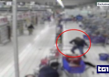 Accoltella 5 persone al centro commerciale e uccide un dipendente: colpiti per invidia, erano felici