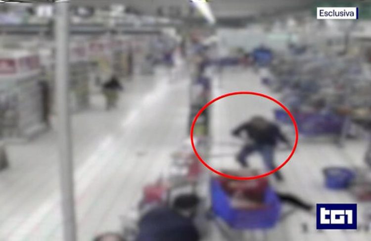 Accoltella 5 persone al centro commerciale e uccide un dipendente: colpiti per invidia, erano felici