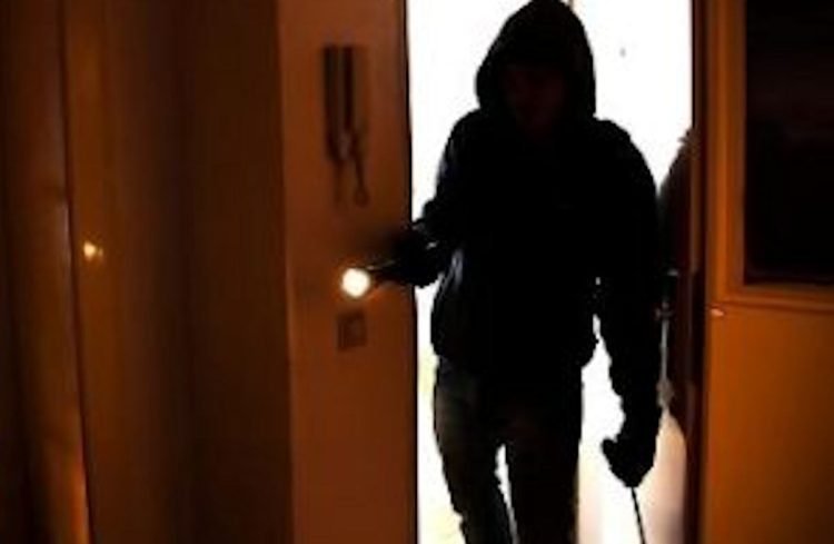 Allarme a Marina di Ragusa, 8 furti in un mese