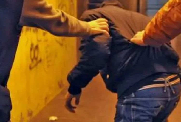 Vittoria, 30enne aggredito da una baby gang