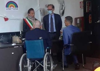 Anziano in fin di vita sposa il compagno: cerimonia in ospedale