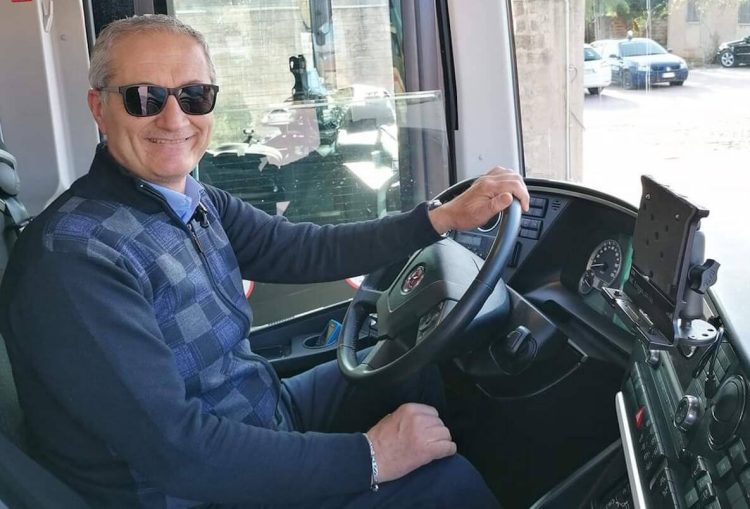 Rischia di soffocare per una caramella, donna salvata da un'autista di Vittoria