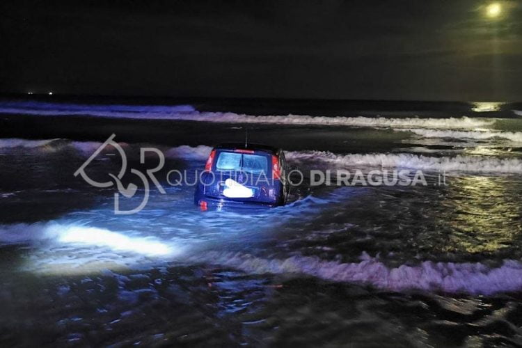 Auto finisce in mare a Scicli