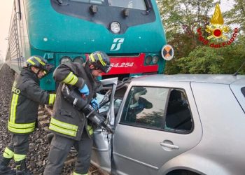 Auto travolta da treno a passaggio a livello