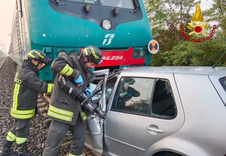 Auto travolta da treno a passaggio a livello