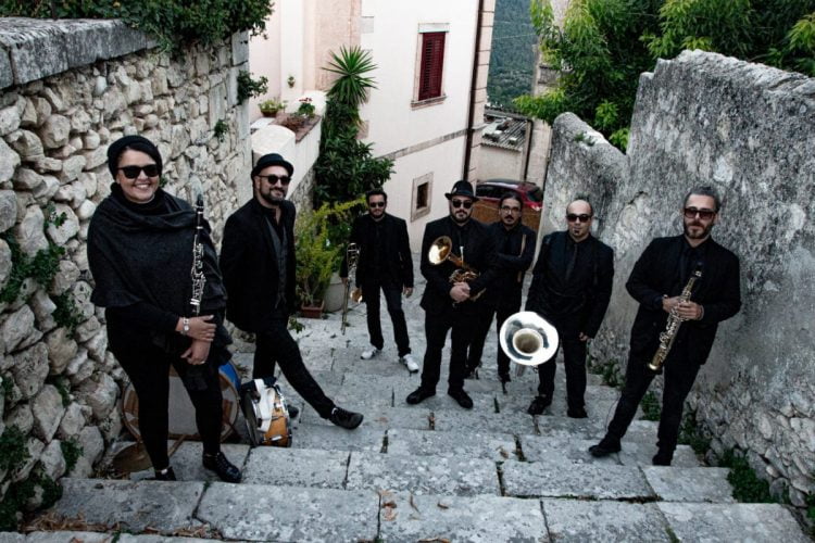 Dopo il grande successo di Ibla Buskers, campo base naturale dell’ensemble ibleo, la Banda Blondeau torna a esibirsi in un concerto tutto suo