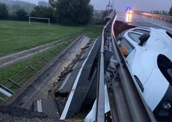Cede parte di un cavalcavia a Novara: coinvolta un'auto