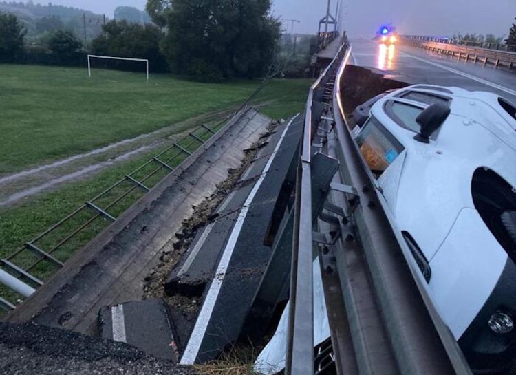Cede parte di un cavalcavia a Novara: coinvolta un'auto