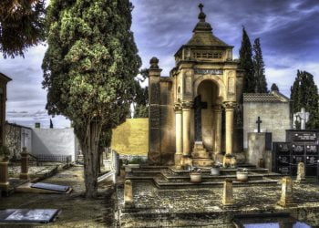 Cede la lastra di marmo, donna cade dentro una tomba