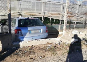 Incidente a Vittoria, con l'auto dentro una serra: trasferito a Catania