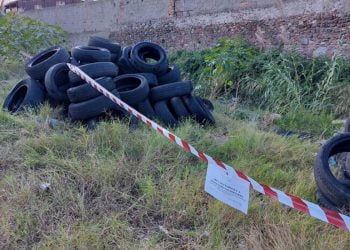 Di giorno vendeva la frutta e di notte abbandonava rifiuti