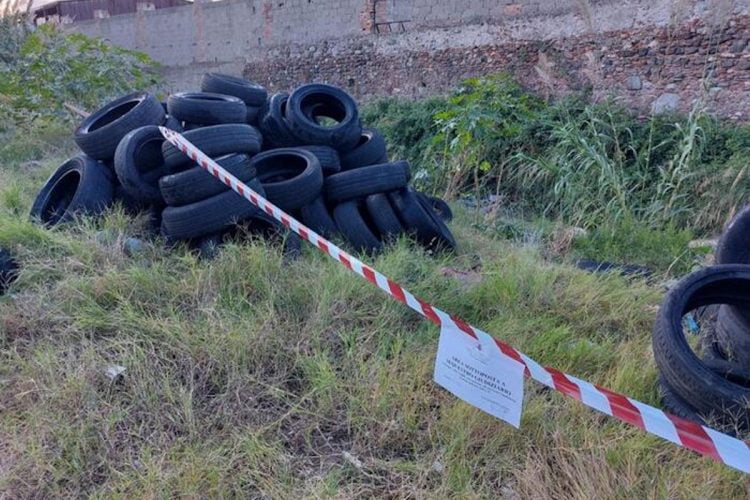 Di giorno vendeva la frutta e di notte abbandonava rifiuti