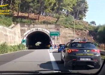 Droga, scoperto maxi traffico nel messinese: 16 arresti