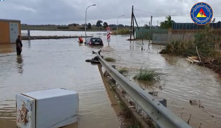 Emergenza maltempo: gente sui tetti delle case nel Trapanese, alunni rimasti negli edifici