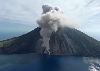 Eruzione Stromboli, alzato livello di allerta ad arancione: non uscite di casa e lontani da finestre