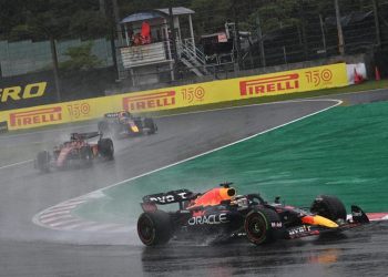F1, Gran Premio di Giappone, tutto fermo per la pioggia: gara sospesa