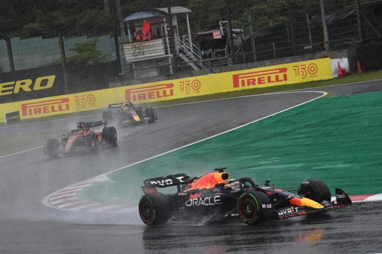 F1, Gran Premio di Giappone, tutto fermo per la pioggia: gara sospesa