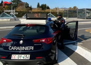 Fa guidare furgone a figlio di 11 anni: multa da 5 mila euro