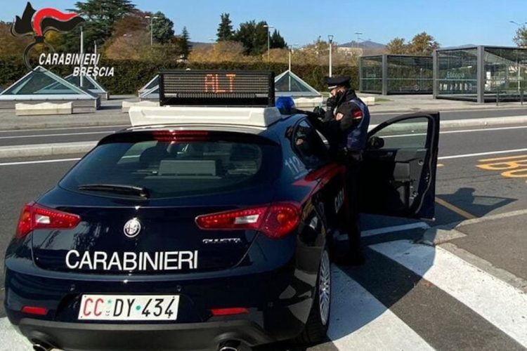 Fa guidare furgone a figlio di 11 anni: multa da 5 mila euro