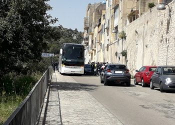 Fermata autobus turistici in via Di Quattro a Ragusa Ibla: è pericolosa