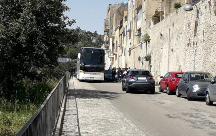 Fermata autobus turistici in via Di Quattro a Ragusa Ibla: è pericolosa