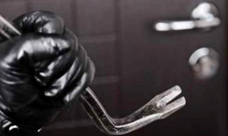 Modica, tentato furto in una villa: cane morto avvelenato