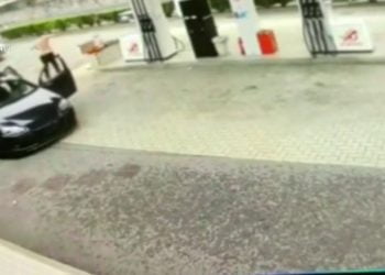 Terrore sulla statale del Sempione, uomo punta fucile contro passanti