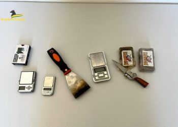 Gdf Siracusa, scova spaccio di sostanze stupefacenti nelle case popolari