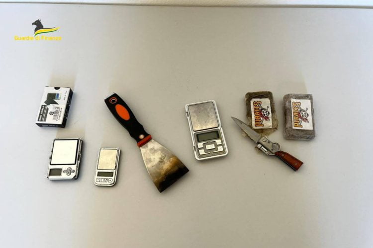 Gdf Siracusa, scova spaccio di sostanze stupefacenti nelle case popolari