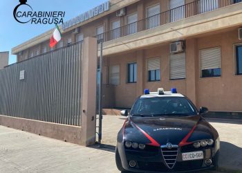 Giovane accoltellato in pieno centro a Vittoria