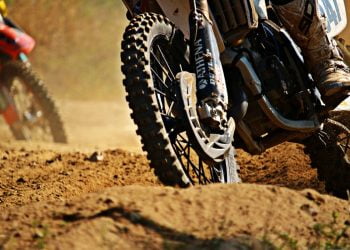 Incidente durante gara di motocross: morto il pilota 16enne travolto dalle moto