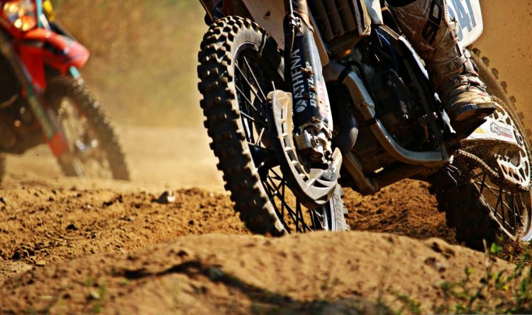 Incidente durante gara di motocross: morto il pilota 16enne travolto dalle moto