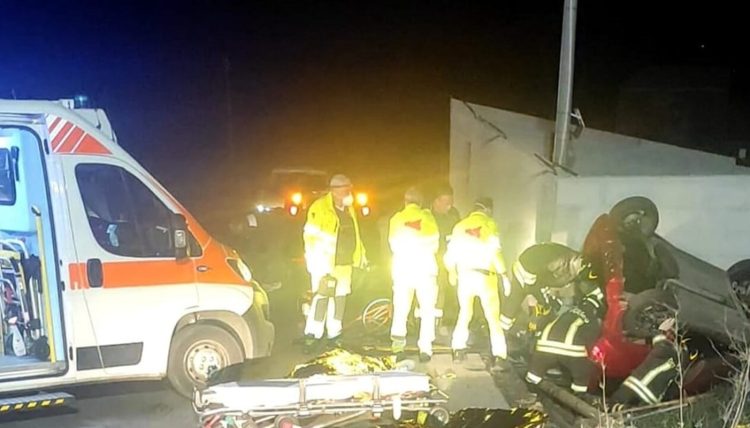 Incidente, minicar fuori strada muore 15enne