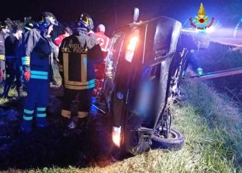 Incidente stradale, auto contro palo: morto 28enne