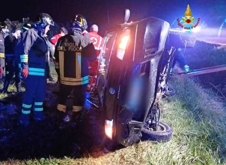 Incidente stradale, auto contro palo: morto 28enne