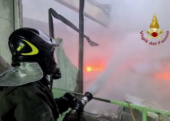 Incendio in azienda materiali plastici nel torinese