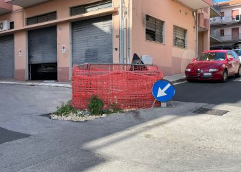Lavori infiniti a Ragusa: aiuola con erba selvaggia