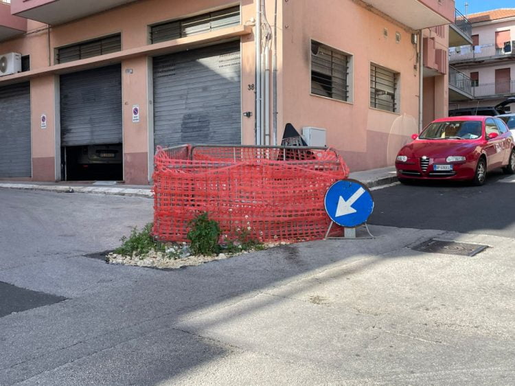 Lavori infiniti a Ragusa: aiuola con erba selvaggia
