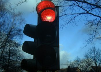 Lite al semaforo, auto urta motociclista che cade e muore