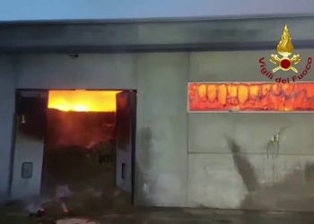 Incendio in un deposito di paglia e fieno nel pavese