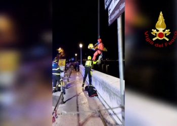 Scivola nel fiume Adige e si aggrappa a masso per non essere travolta