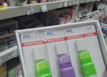 Roma, sequestrati 23 milioni di articoli di cartoleria insicuri