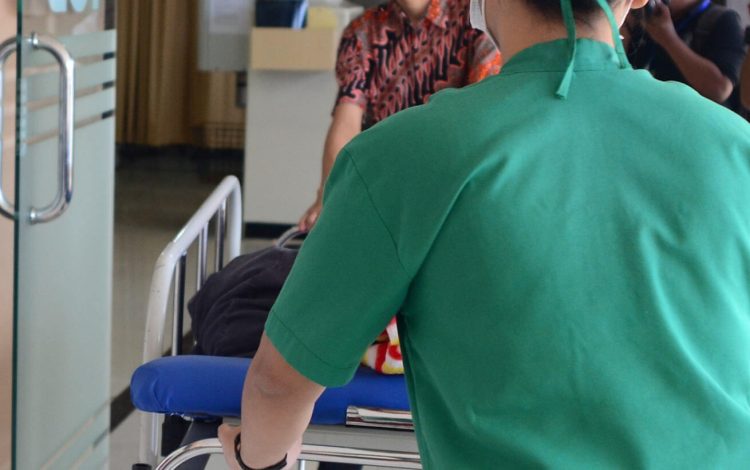 Milano sotto choc, colpita con calci, schiaffi e pugni: gravissima una bimba di 8 mesi