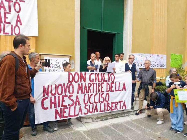 Parroco arcobaleno sospeso: Paese in piazza