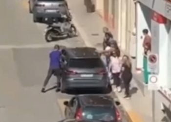 Paura a Pozzallo, bimba resta chiusa in auto: un passante sfonda il vetro