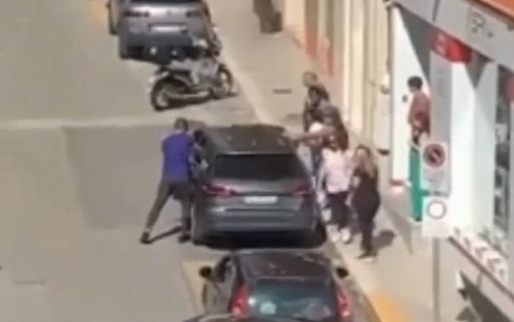 Paura a Pozzallo, bimba resta chiusa in auto: un passante sfonda il vetro