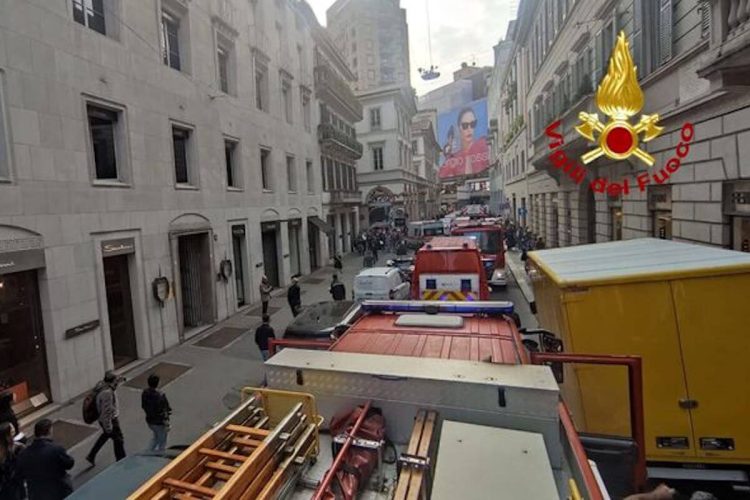 Prada, incendio in via Montenapoleone a Milano